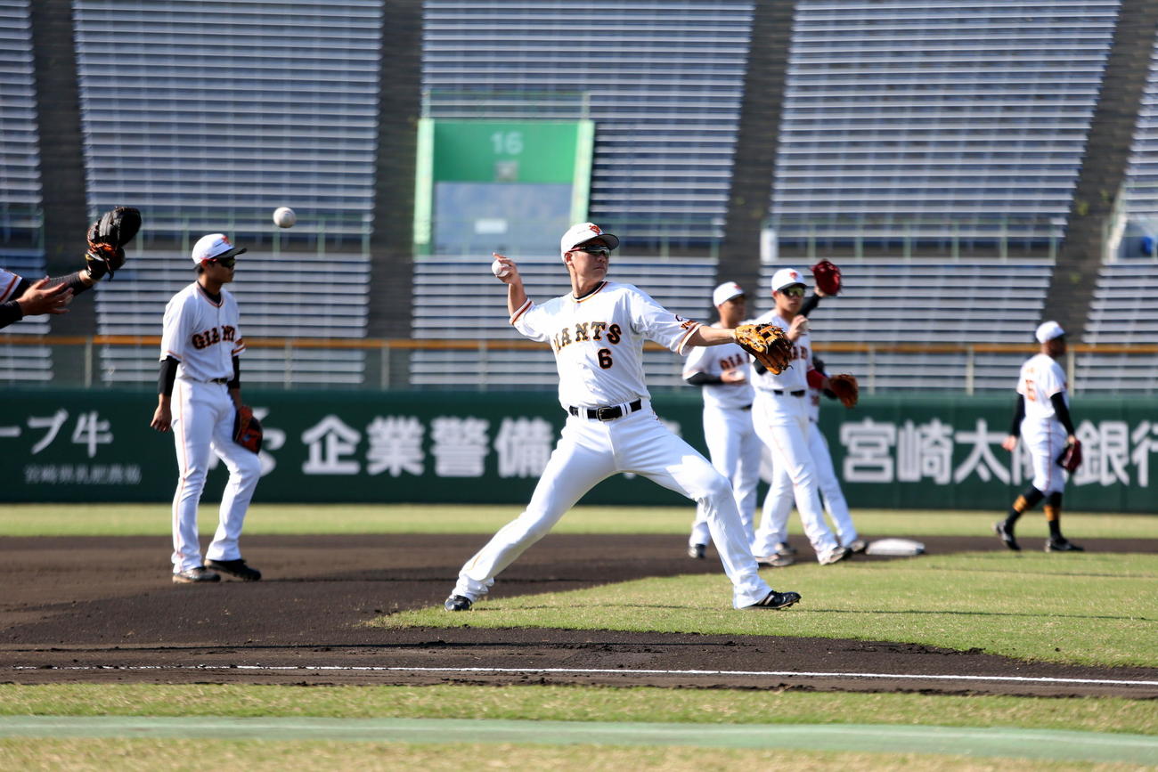 キャッチボールをする巨人坂本（撮影・三須一紀）