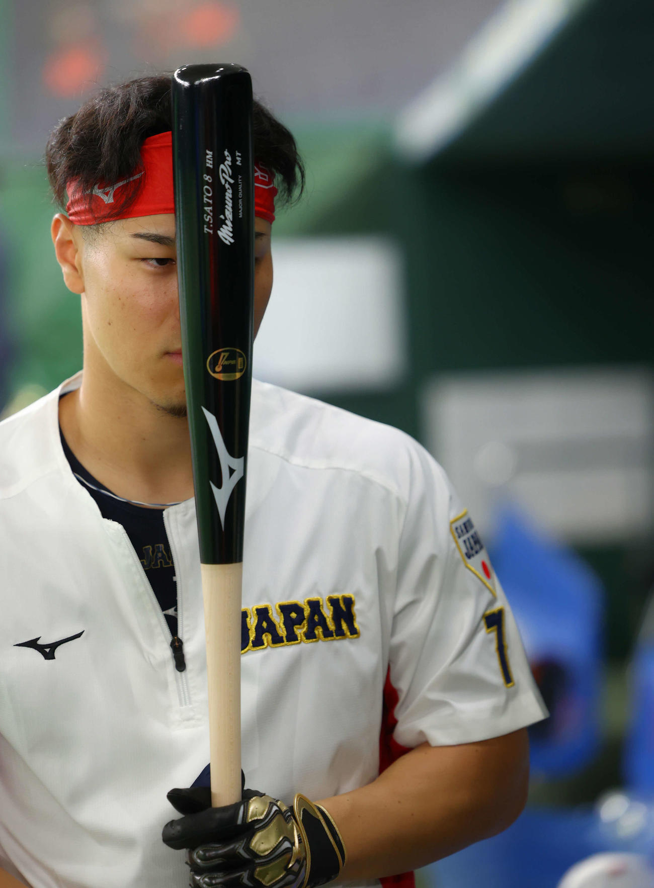 バットで顔を隠す侍ジャパン佐藤輝（撮影・河田真司）