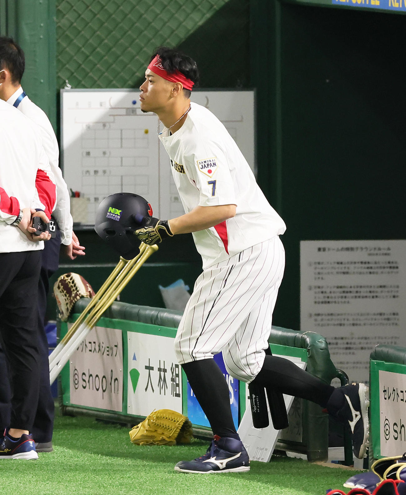 侍ジャパンの練習に臨む佐藤輝（撮影・足立雅史）