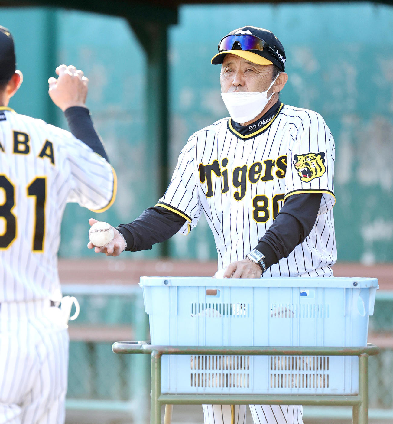 ノックのサポートする岡田彰布監督（22年11月3日撮影）