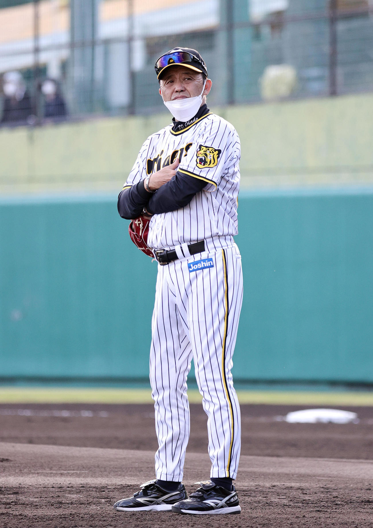 サブグラウンドで練習を見る岡田彰布監督（22年11月2日撮影）