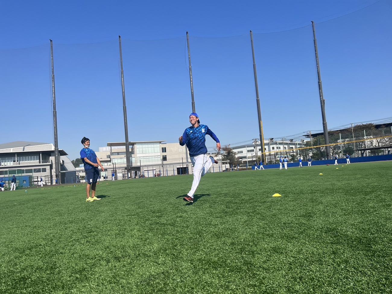 秋季トレーニングでダッシュするDeNA平良（球団提供）