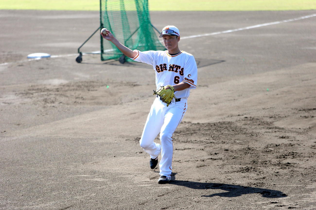 トレーニング用の小さいグラブでノックを受ける巨人坂本（撮影・三須一紀）