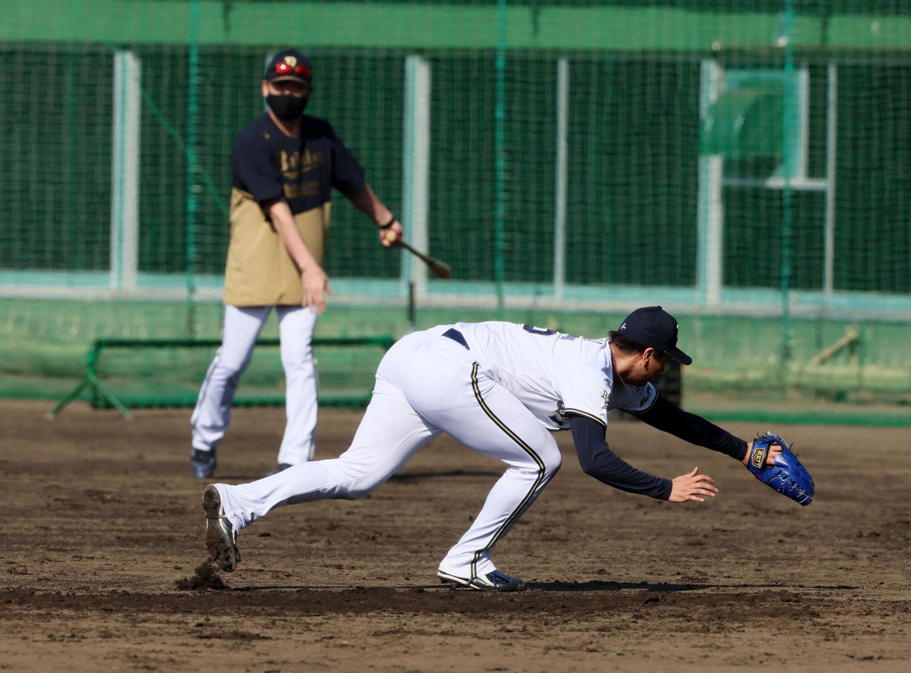 中嶋監督のノックを受ける宇田川（撮影・加藤哉）