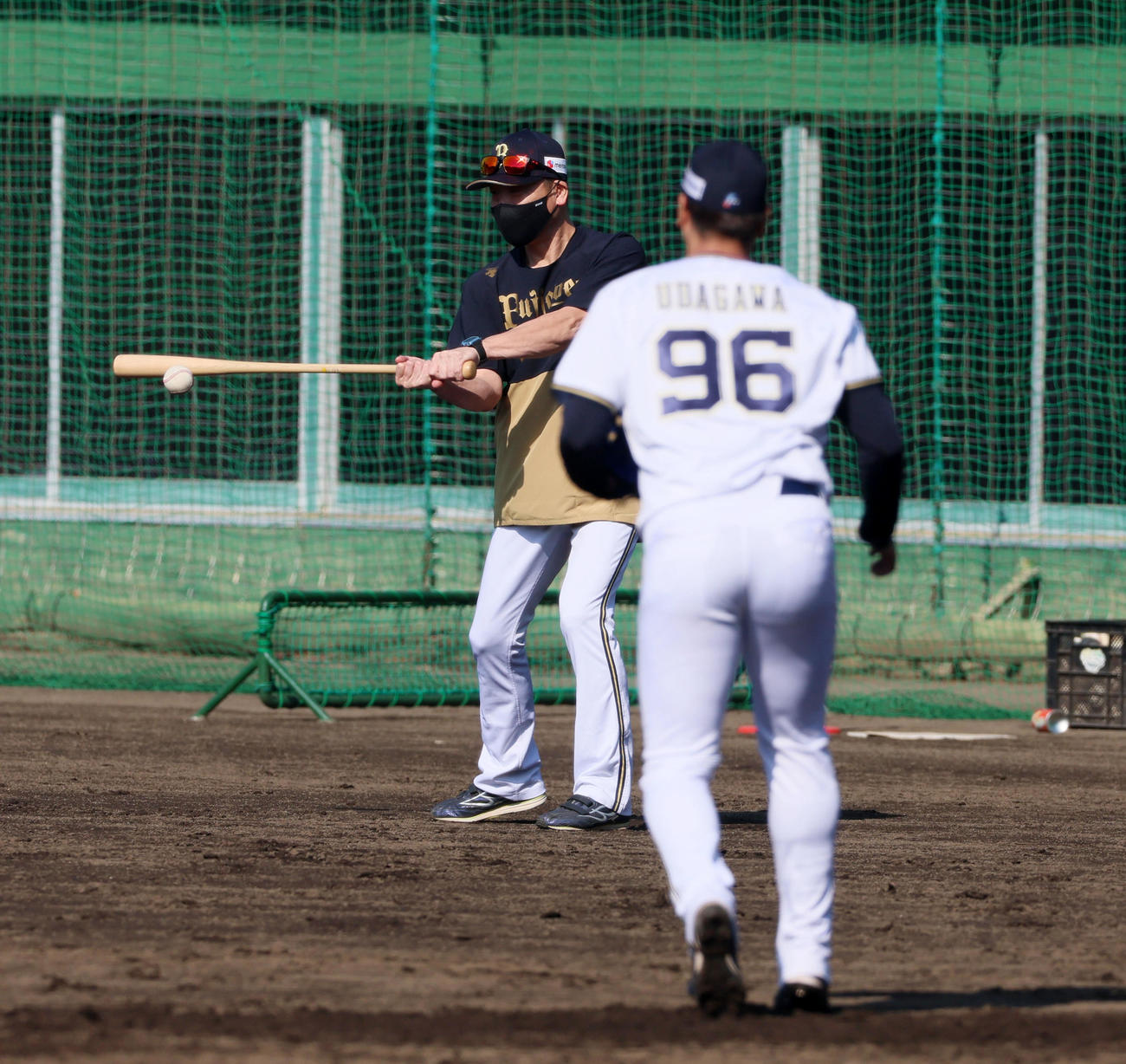 宇田川にノックを打つ中嶋監督（撮影・加藤哉）