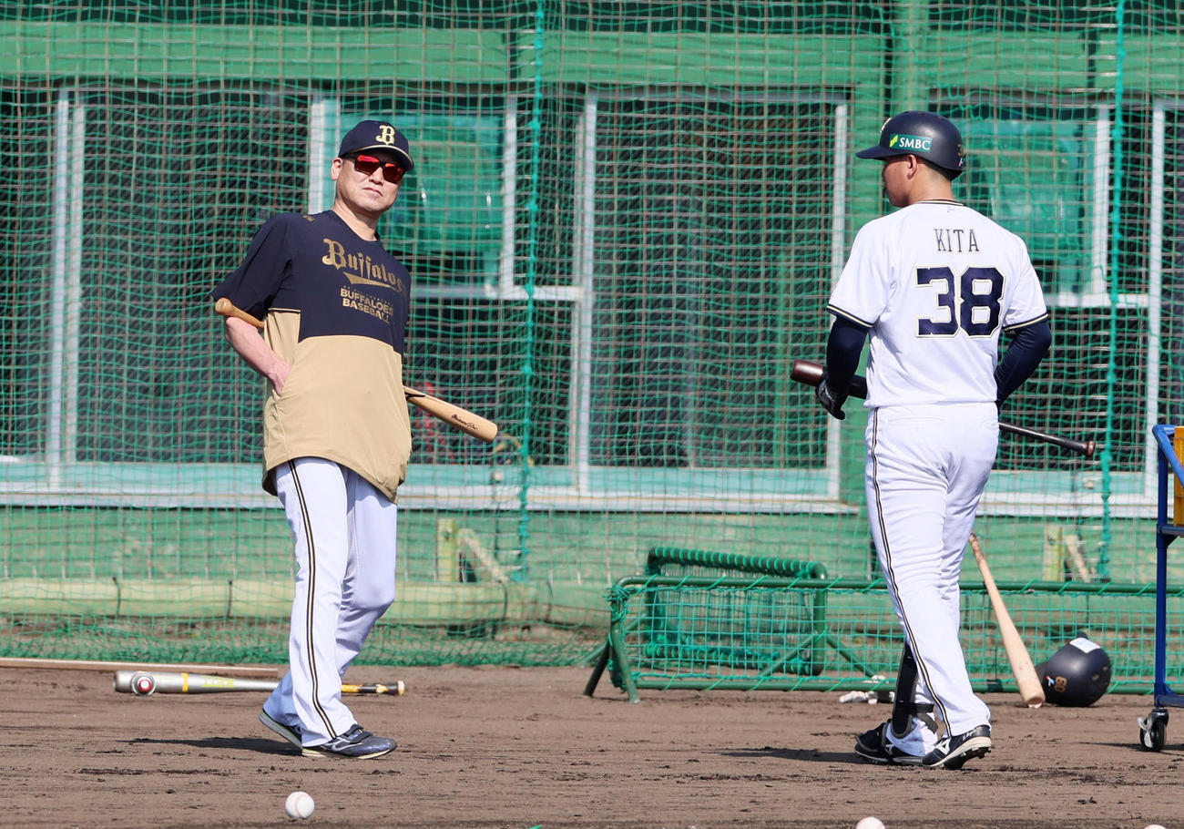 中嶋監督（左）から打撃時のフォームを身ぶりでマネされる来田（撮影・加藤哉）
