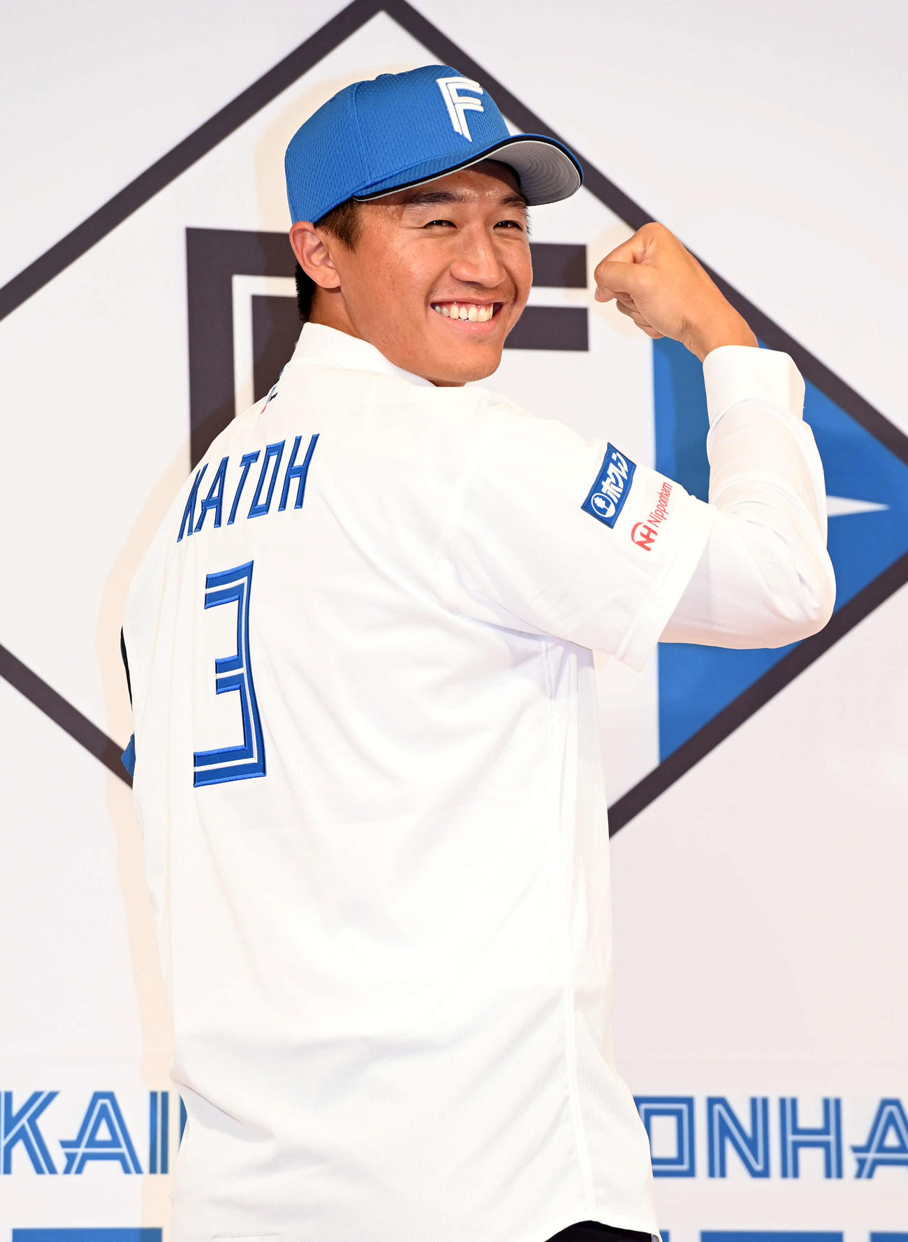 背番号「3」を披露し笑顔を見せる日本ハム加藤豪将（撮影・たえ見朱実）