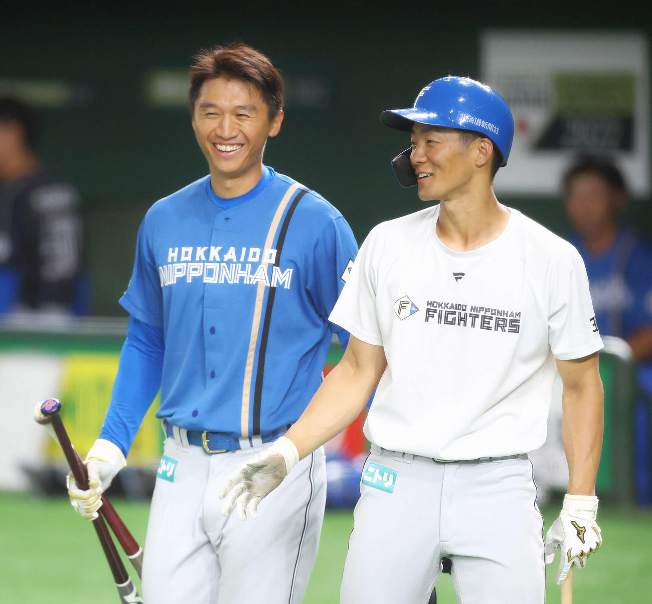 笑顔で言葉を交わす日本ハム加藤豪（左）と石井（撮影・河田真司）
