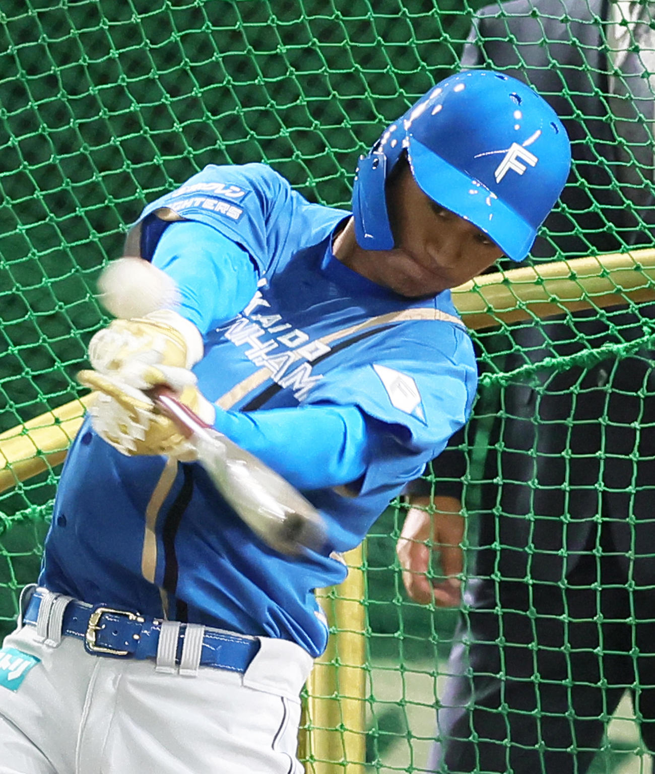 ユニホーム姿で打撃練習する日本ハム加藤豪（撮影・足立雅史）