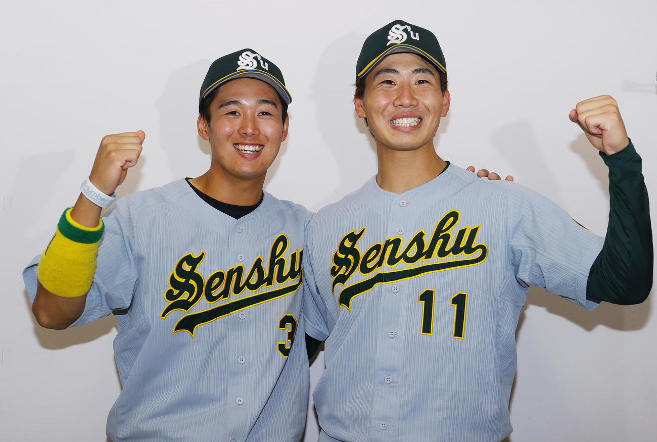 専大対駒大　1勝1敗のタイとし、笑顔でガッツポーズの専大・今里（左）と西舘（撮影・野上伸悟）