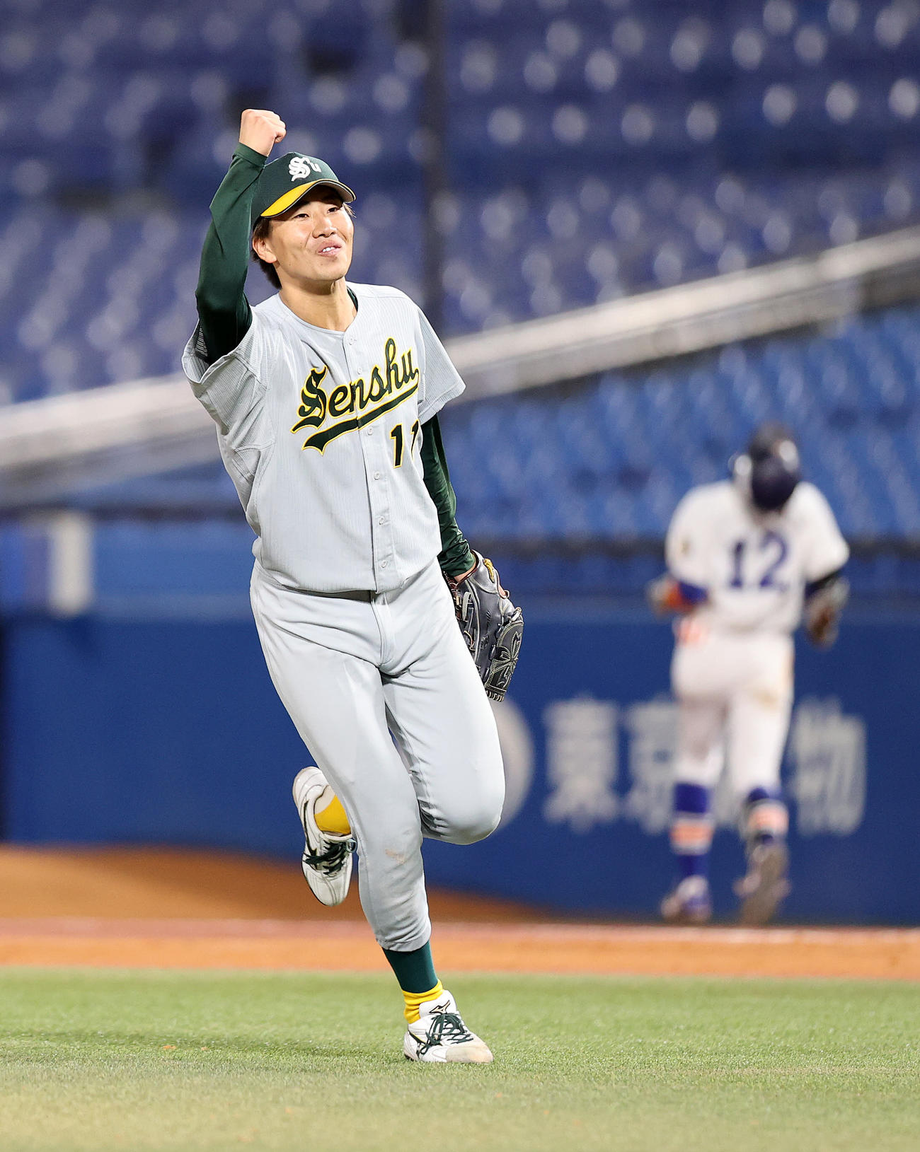 専大対駒大　8回裏、駒大の攻撃を抑えガッツポーズする専大・西舘（撮影・鈴木正人）