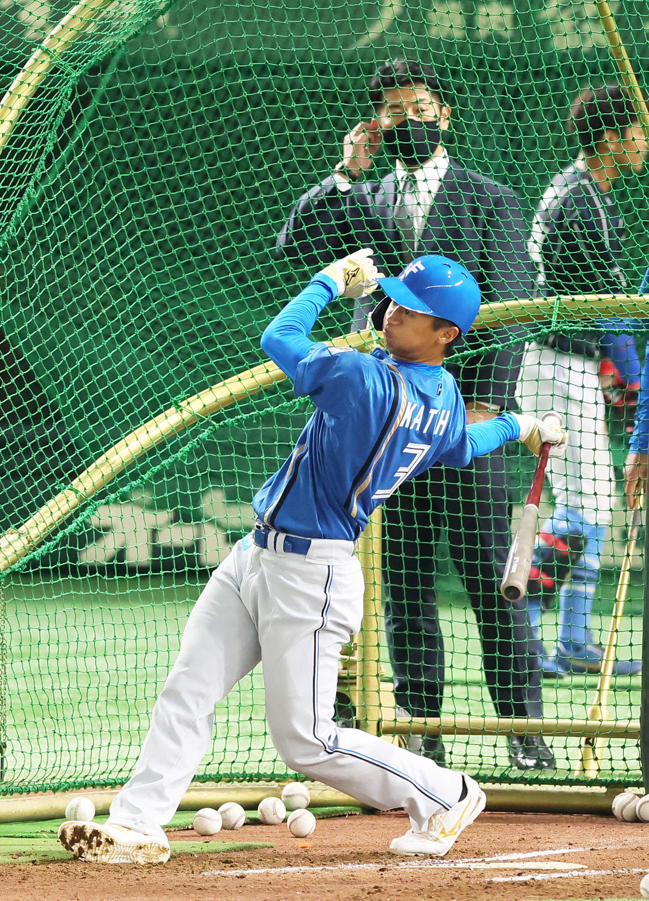 日本ハム稲葉GM（後方）が見つめる中、打撃練習する加藤豪（撮影・足立雅史）