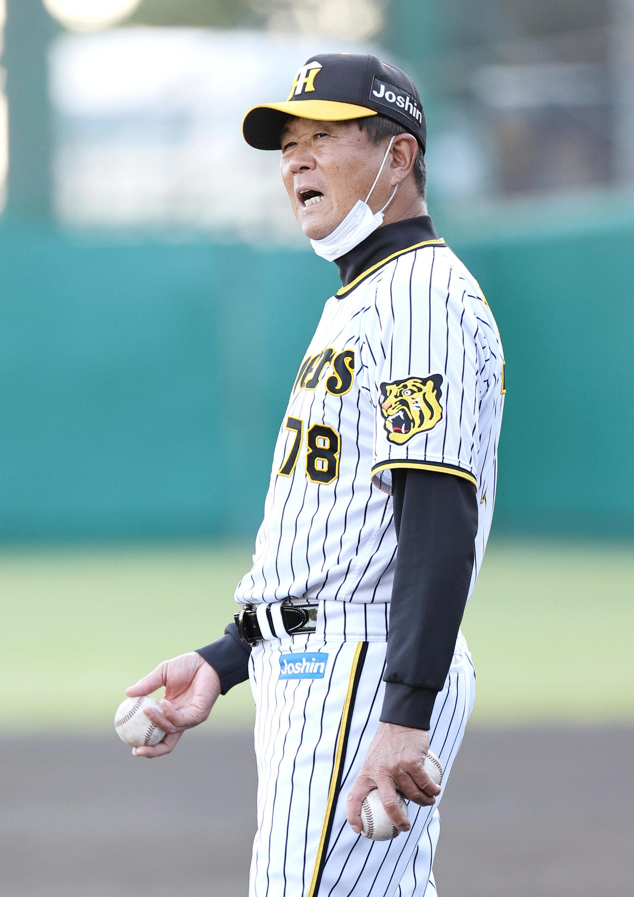 個別練習する選手らに向かって声を出す平田ヘッドコーチ（撮影・上山淳一）