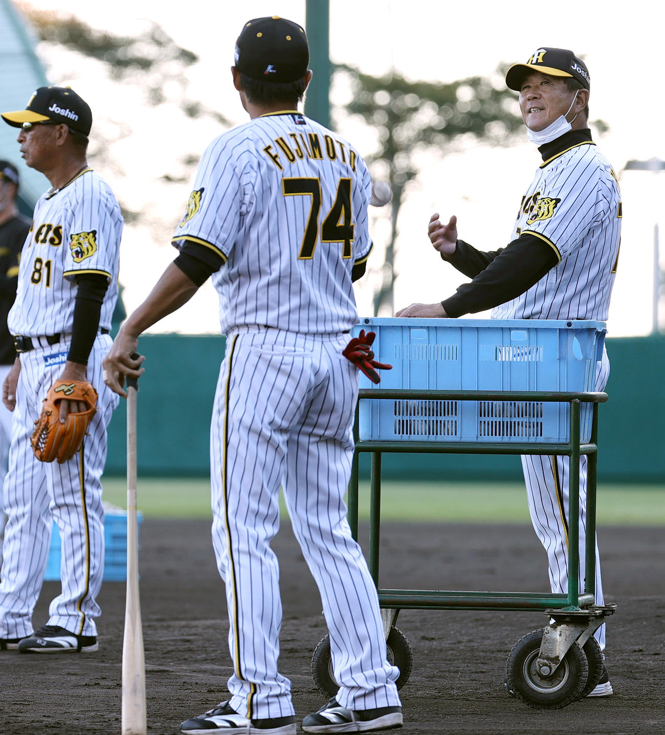 ノッカーの藤本内野守備走塁コーチ（手前）をサポートする平田ヘッドコーチ。左は馬場内野守備走塁コーチ（撮影・上山淳一）