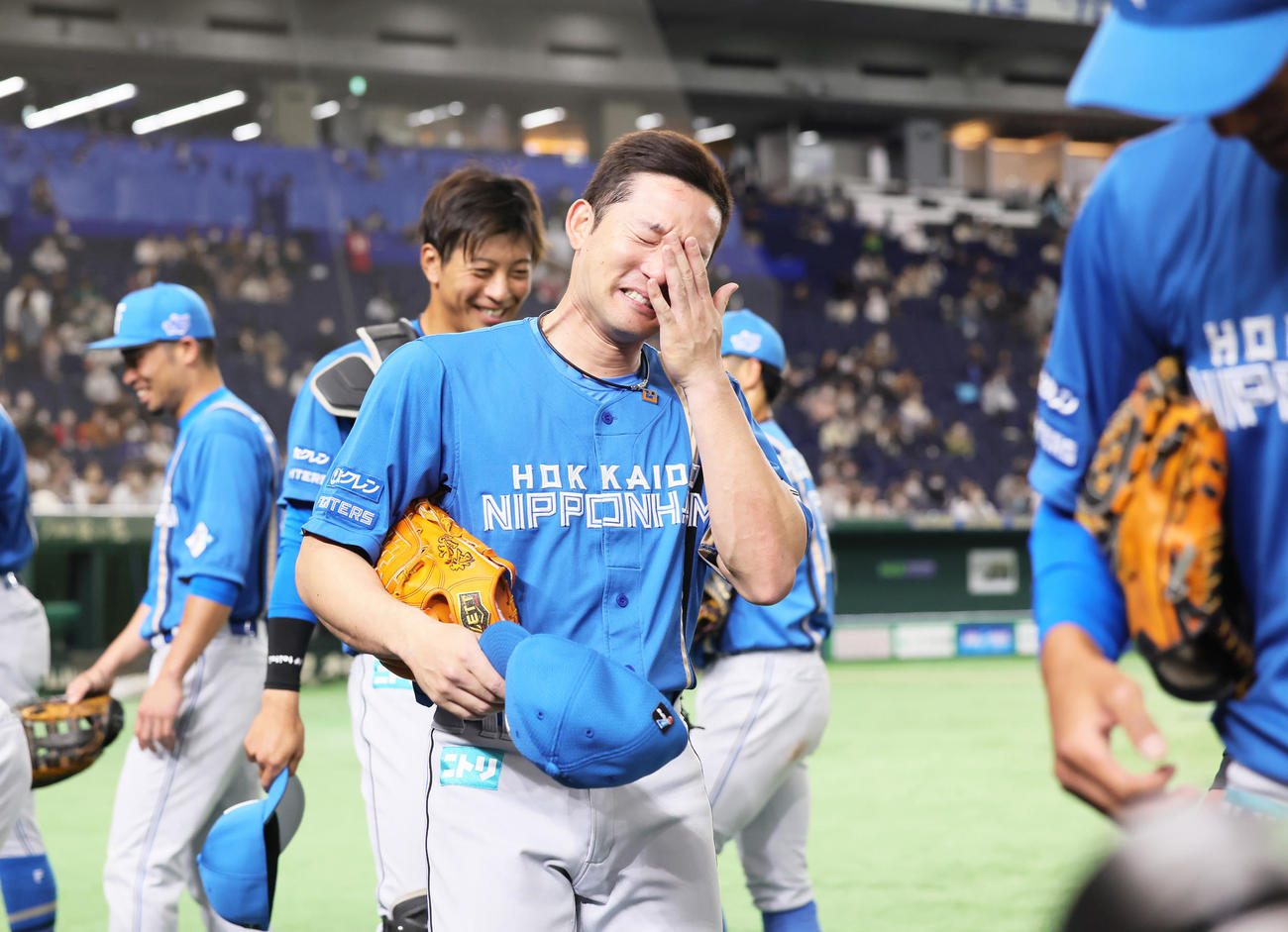 試合前の円陣を終え、涙を拭う日本ハム杉谷（撮影・足立雅史）