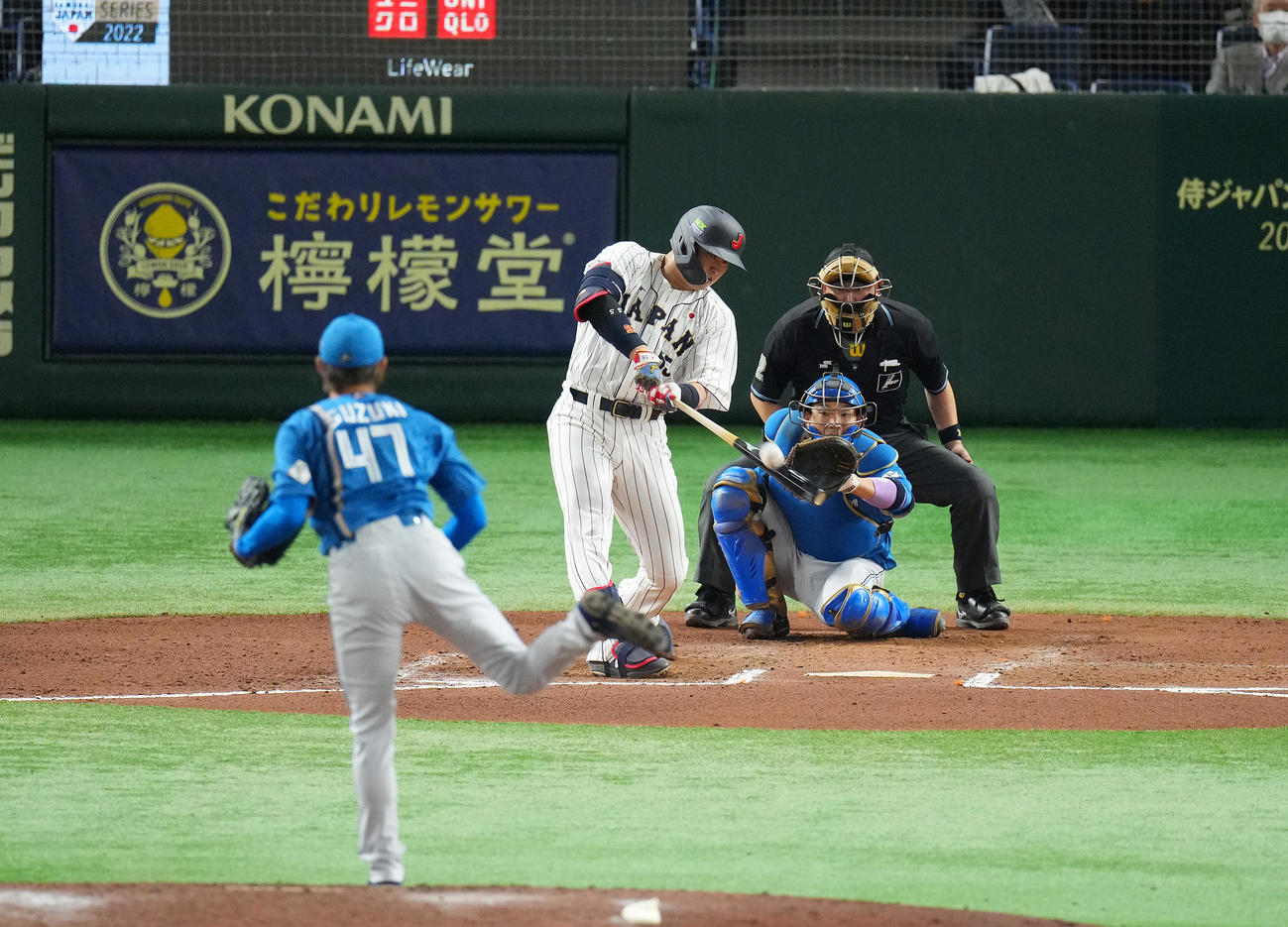 日本代表対日本ハム　6回裏日本代表無死、右越えソロ本塁打を放つ村上。投手鈴木（撮影・垰建太）