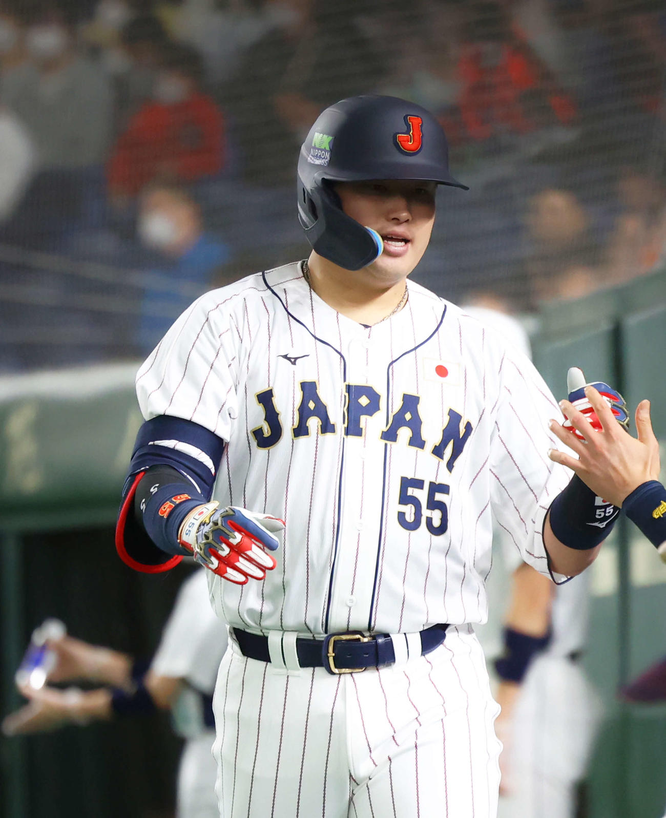 日本代表対日本ハム　6回裏日本代表無死、右越えソロ本塁打で生還し、ベンチナインに迎えられる村上（撮影・河田真司）