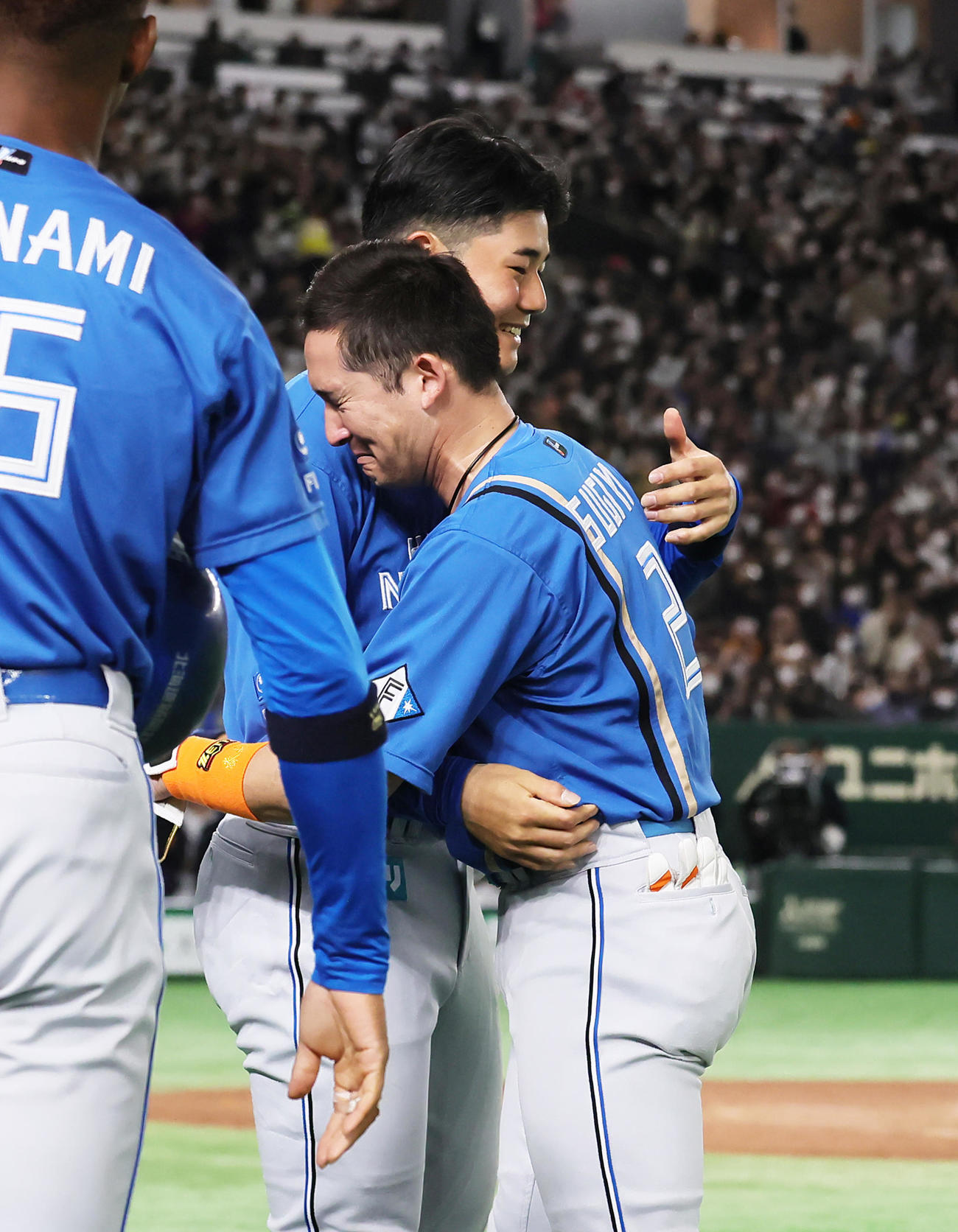 日本代表対日本ハム　7回表日本ハム無死一塁、右飛に倒れた杉谷（右）は清宮と抱き合う（撮影・足立雅史）