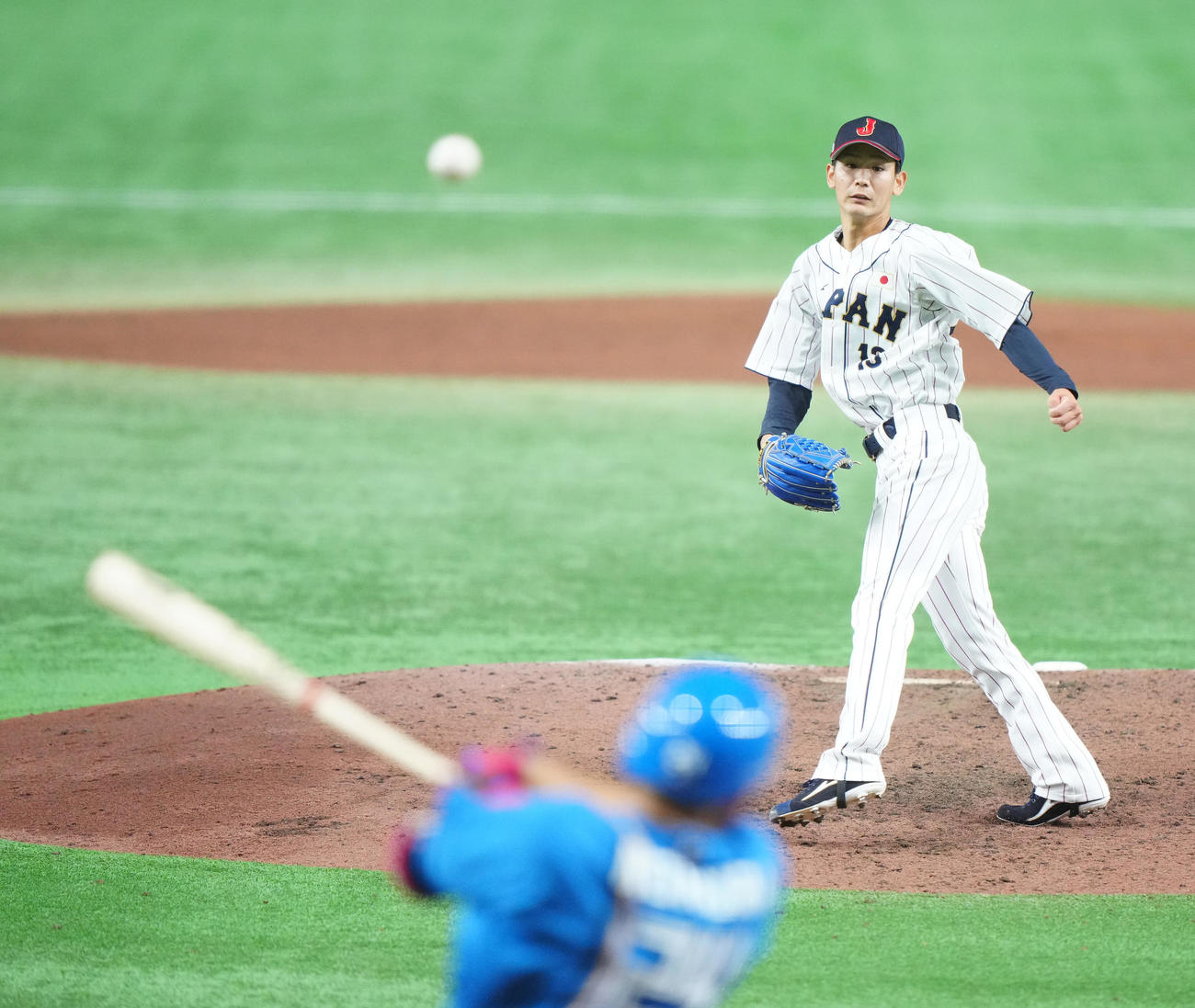 日本代表対日本ハム　8回表日本ハム無死二塁、野村（手前）に適時打を浴びる森浦（撮影・江口和貴）