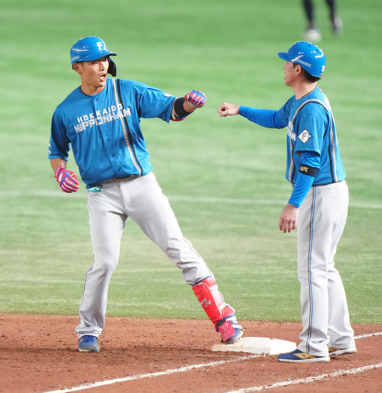 日本代表対日本ハム　8回表日本ハム無死二塁、適時打を放った野村（左）（撮影・江口和貴）