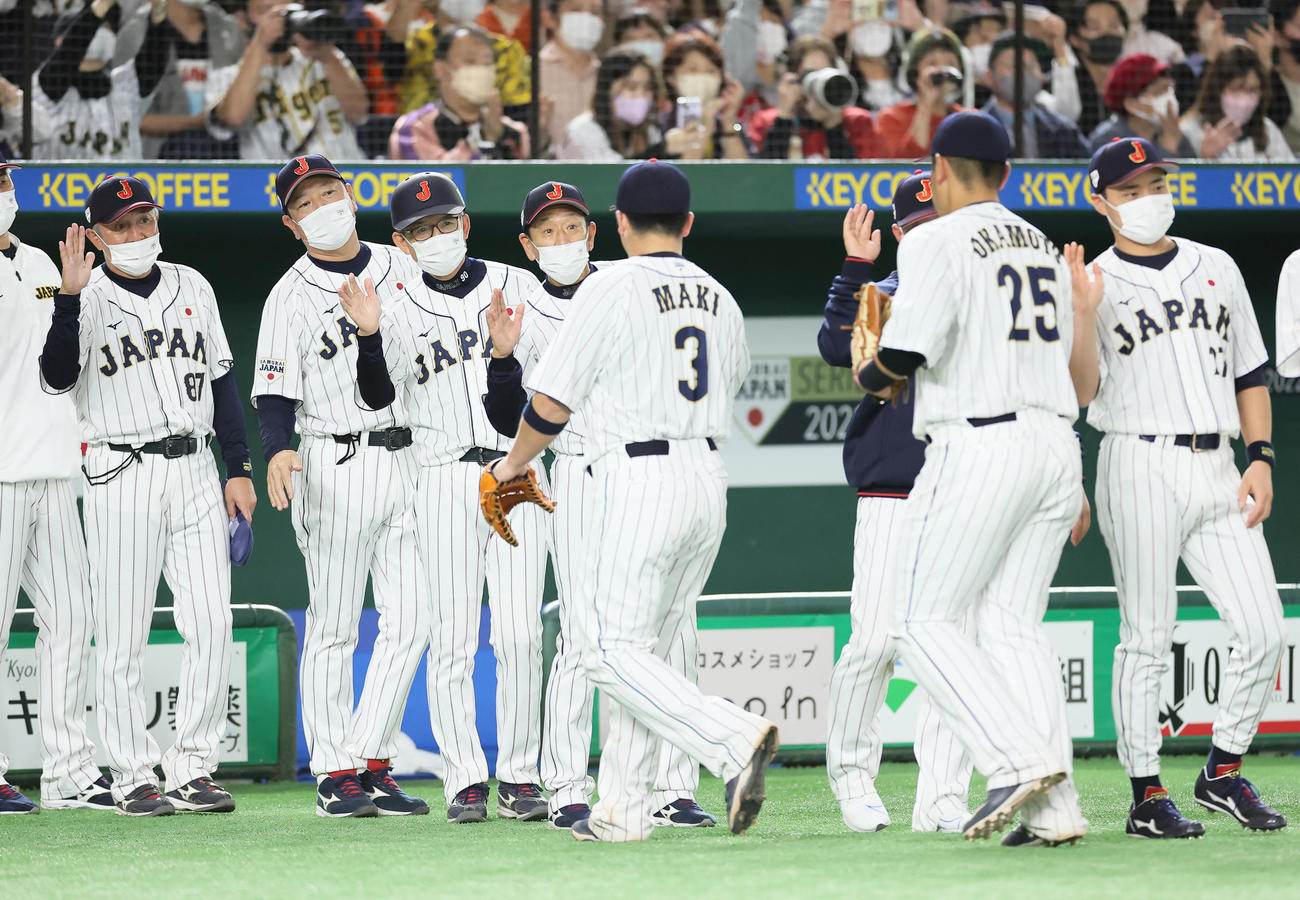 日本代表対日本ハム　勝利し牧（中央右）らを迎える栗山監督（同左）（撮影・足立雅史）