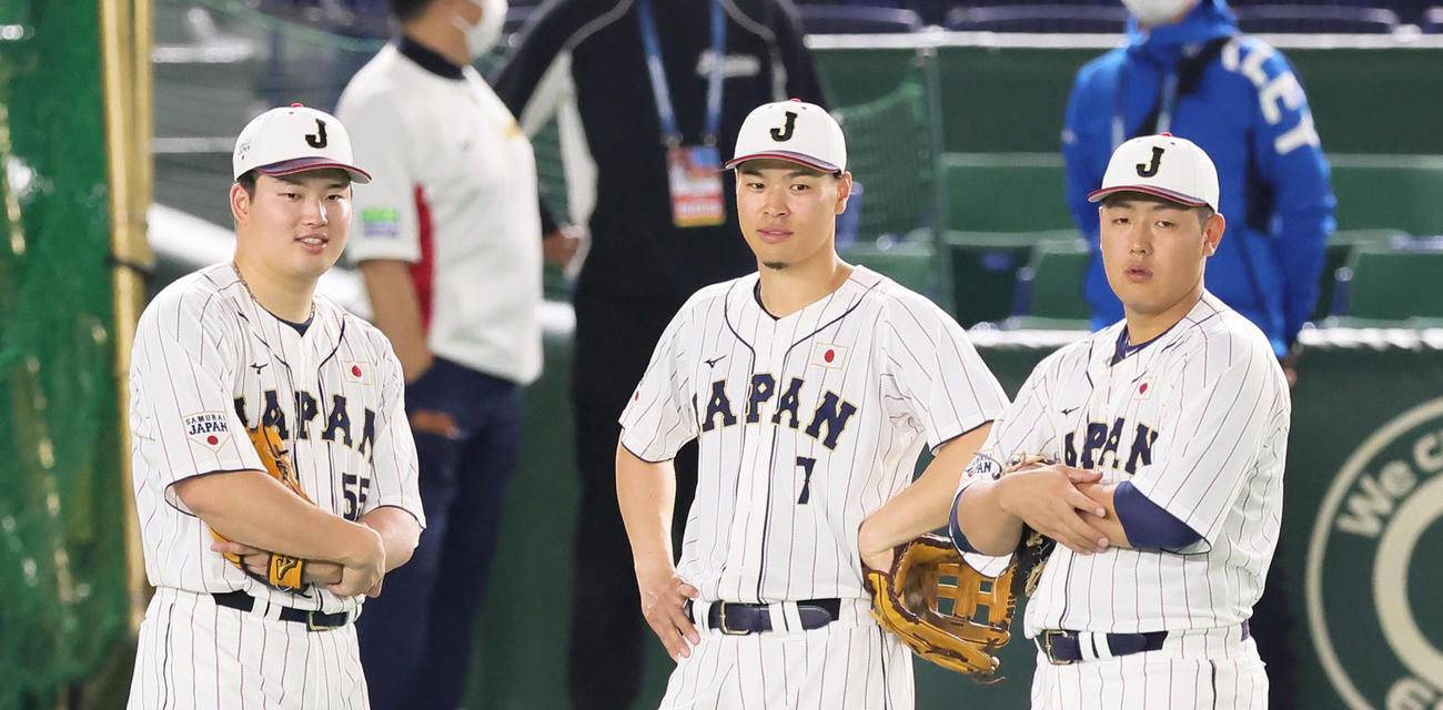 練習中、笑顔で会話を交わす村上（左）佐藤輝（中央）岡本和（撮影・足立雅史）