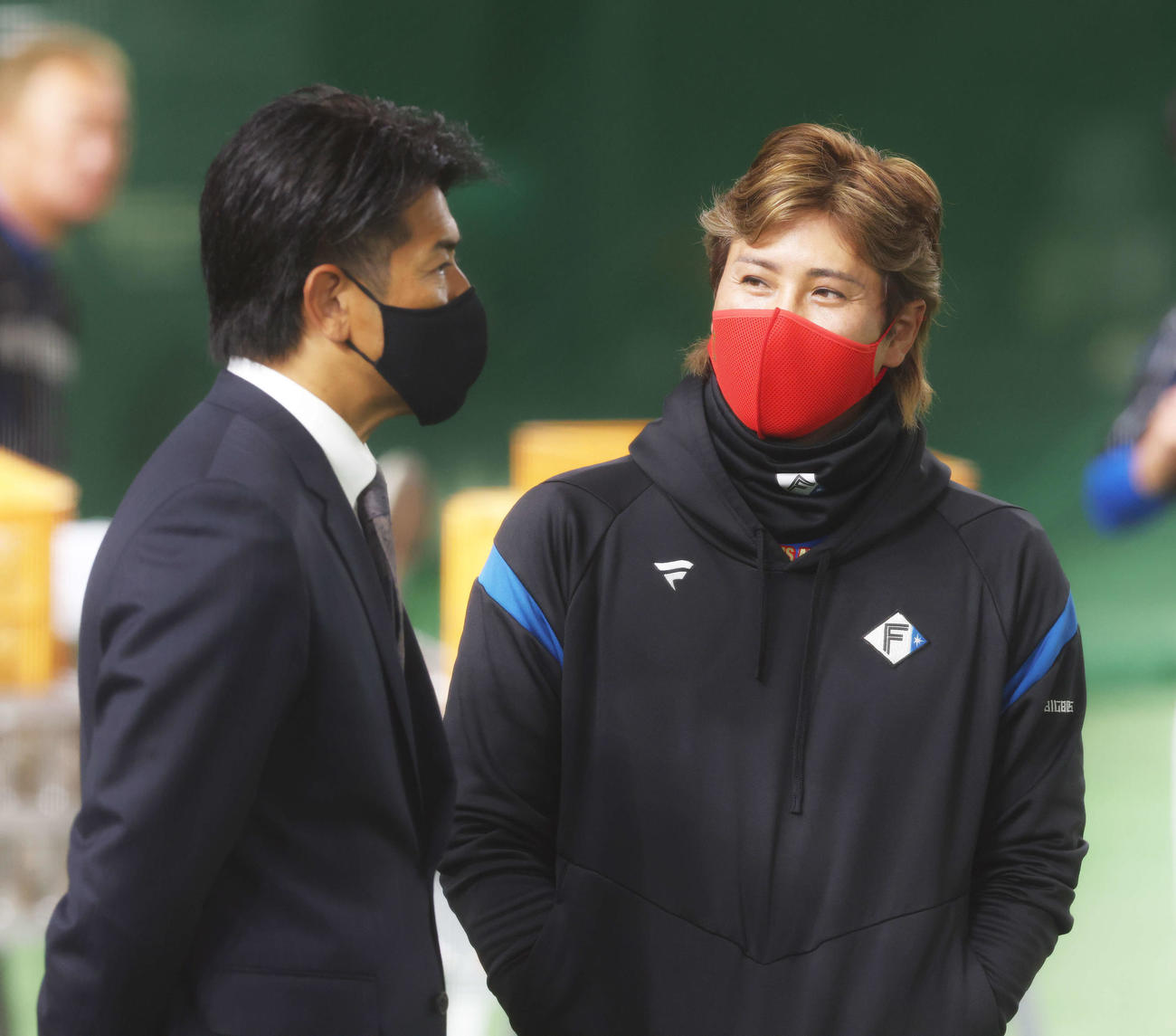 稲葉GM（左）と言葉を交わす日本ハム新庄監督（撮影・河田真司）