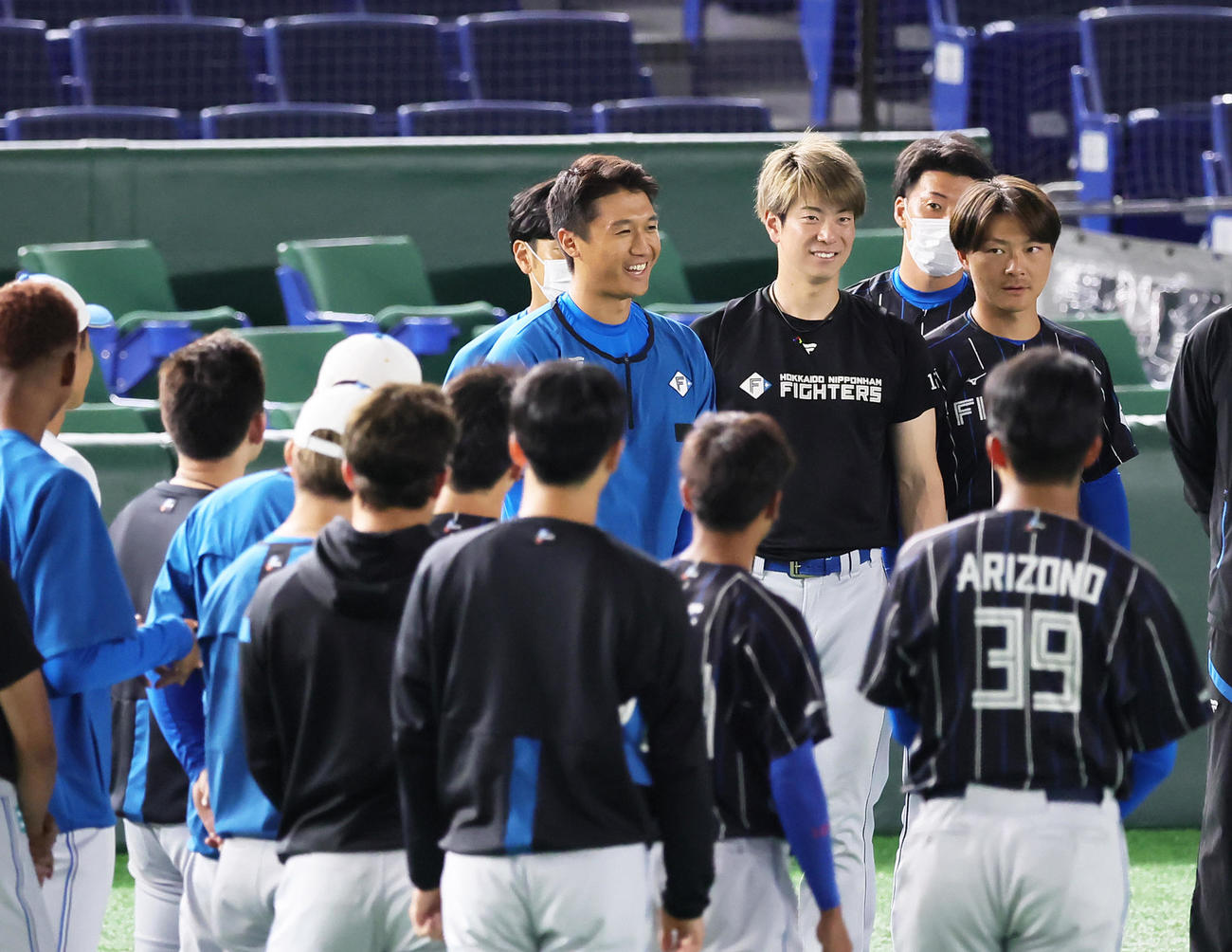 ナインを前にあいさつする日本ハム加藤豪（中央）（撮影・足立雅史）
