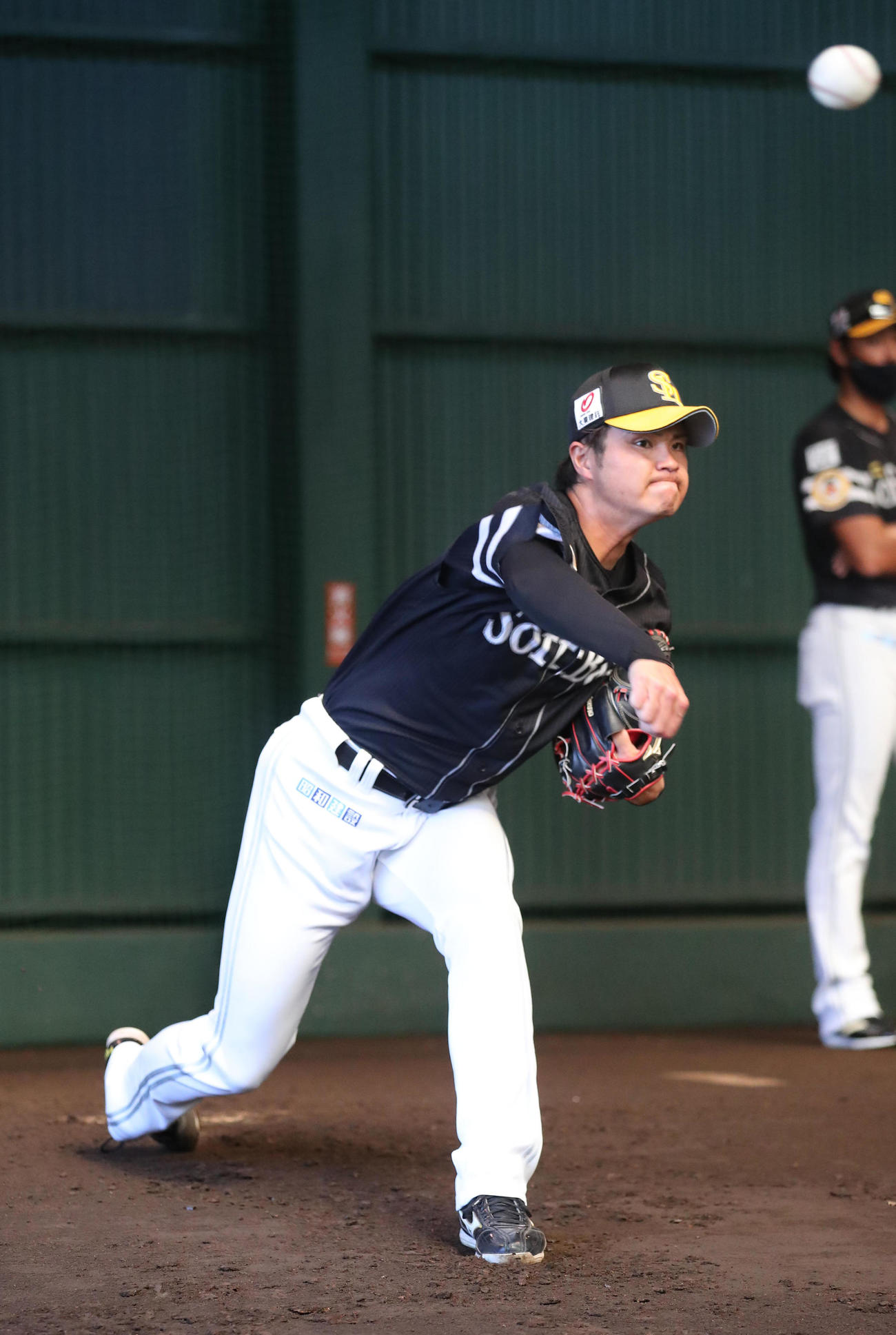 ブルペンで投げ込む甲斐野（撮影・梅根麻紀）