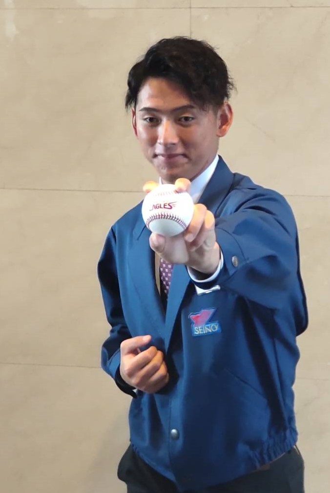 指名あいさつを受けた楽天6位の西濃運輸・林は、ボールを手にポーズ