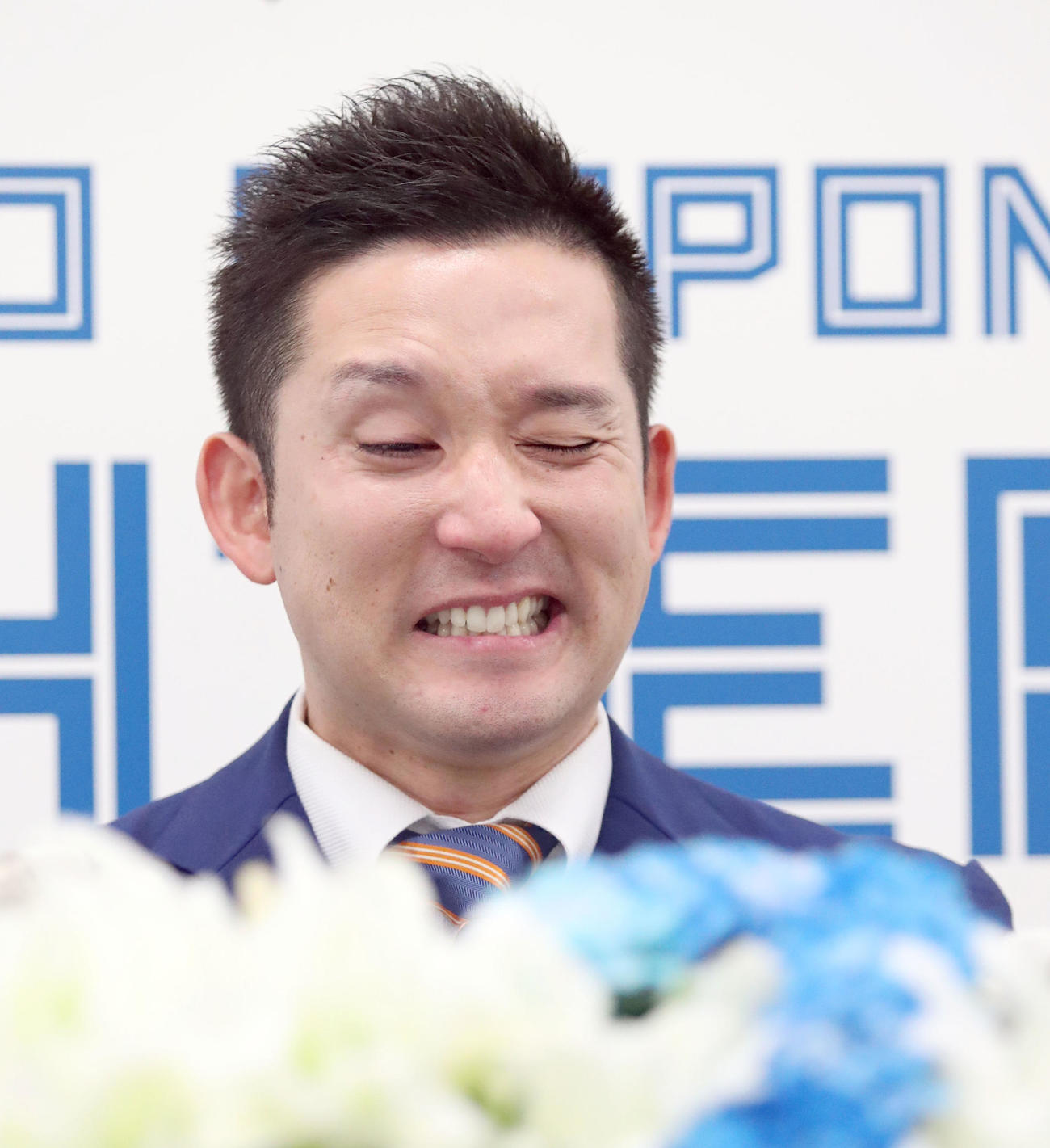 時折、涙をこらえる杉谷