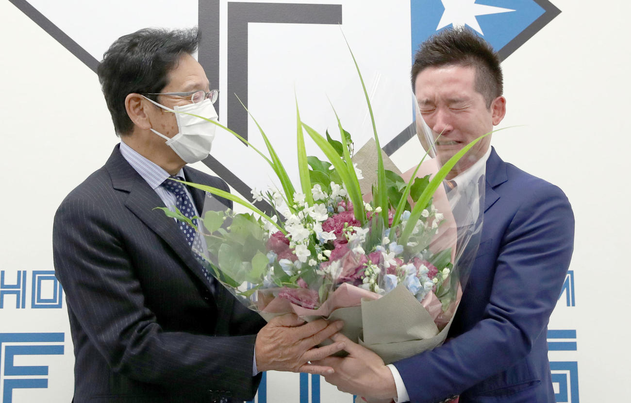 サプライズで登場した栗山前監督（左）に涙腺が崩壊する杉谷