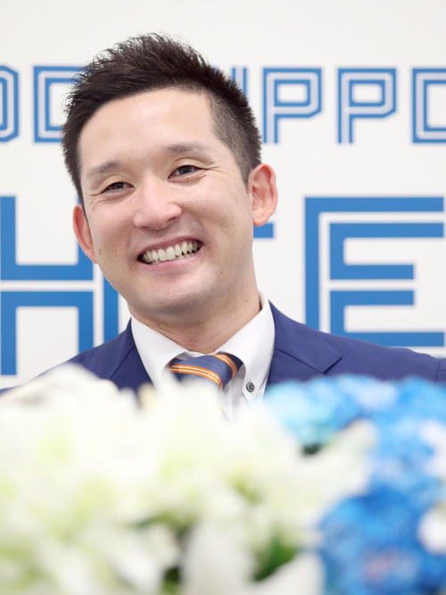 笑顔で会見に臨む杉谷