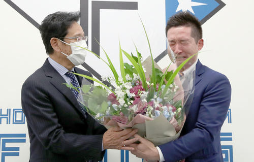 サプライズで登場した栗山前監督（左）に涙腺が崩壊する杉谷