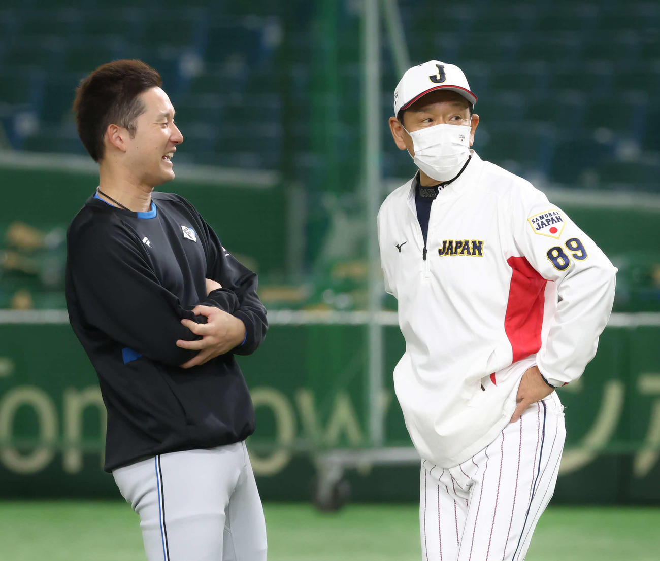 試合前、言葉を交わす日本ハム杉谷（左）と侍ジャパン栗山監督（撮影・河田真司）