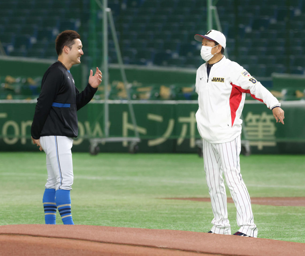 試合前、言葉を交わす日本ハム杉谷（左）と侍ジャパン栗山監督（撮影・河田真司）
