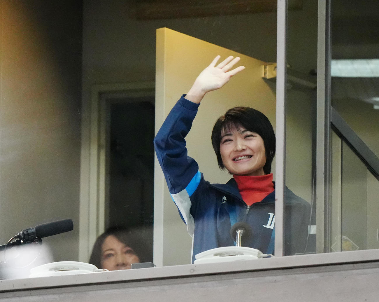 日本代表対日本ハム　試合前の打撃練習する日本ハム杉谷のアナウンスを務め、手を振る鈴木あずささん（撮影・江口和貴）
