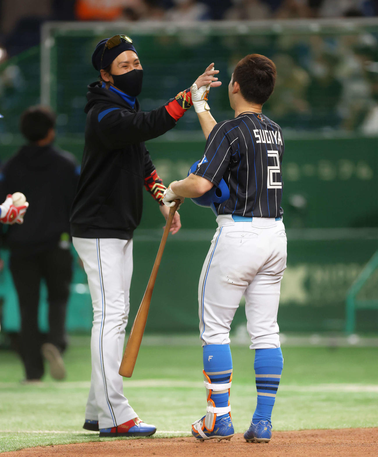 日本代表対日本ハム　試合前、フリー打撃を終え、新庄監督（左）とタッチを交わす日本ハム杉谷（撮影・河田真司）