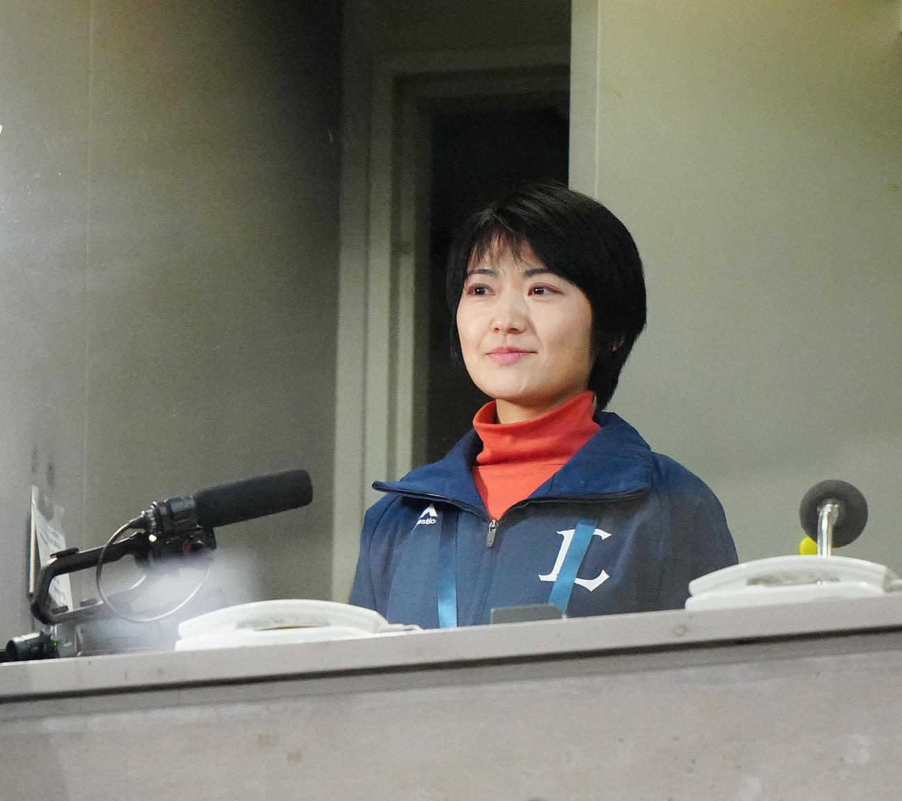 日本代表対日本ハム　試合前の打撃練習を行う日本ハム杉谷のアナウンスを務めた鈴木あずささん（撮影・江口和貴）
