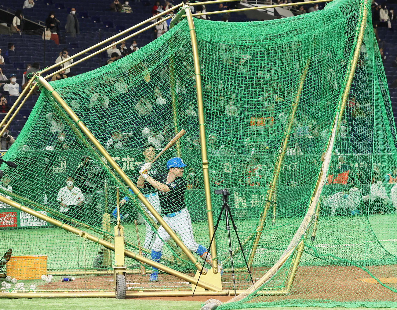 試合前の打撃練習を行う日本ハム杉谷（撮影・足立雅史）