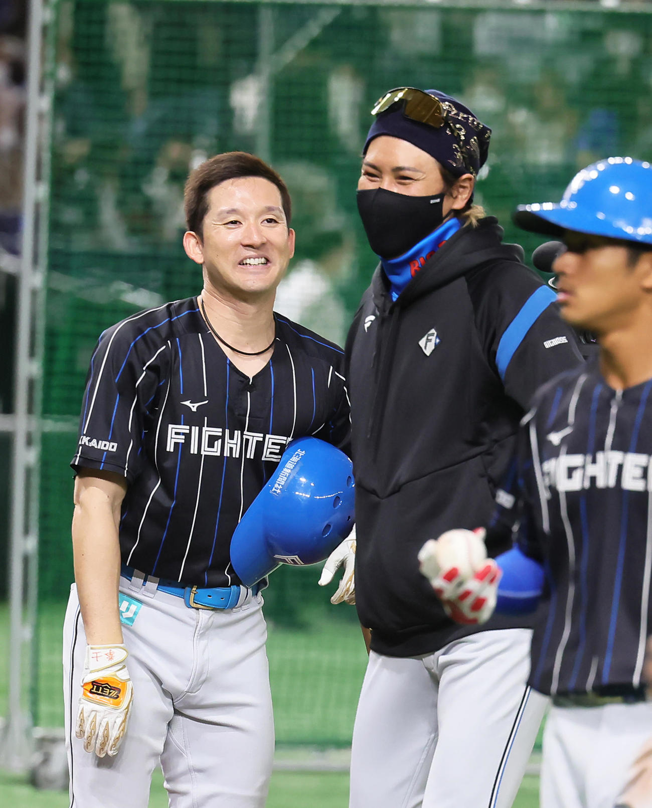 試合前の打撃練習を終えた日本ハム杉谷（左）は新庄監督のねぎらいに笑顔を見せる（撮影・足立雅史）