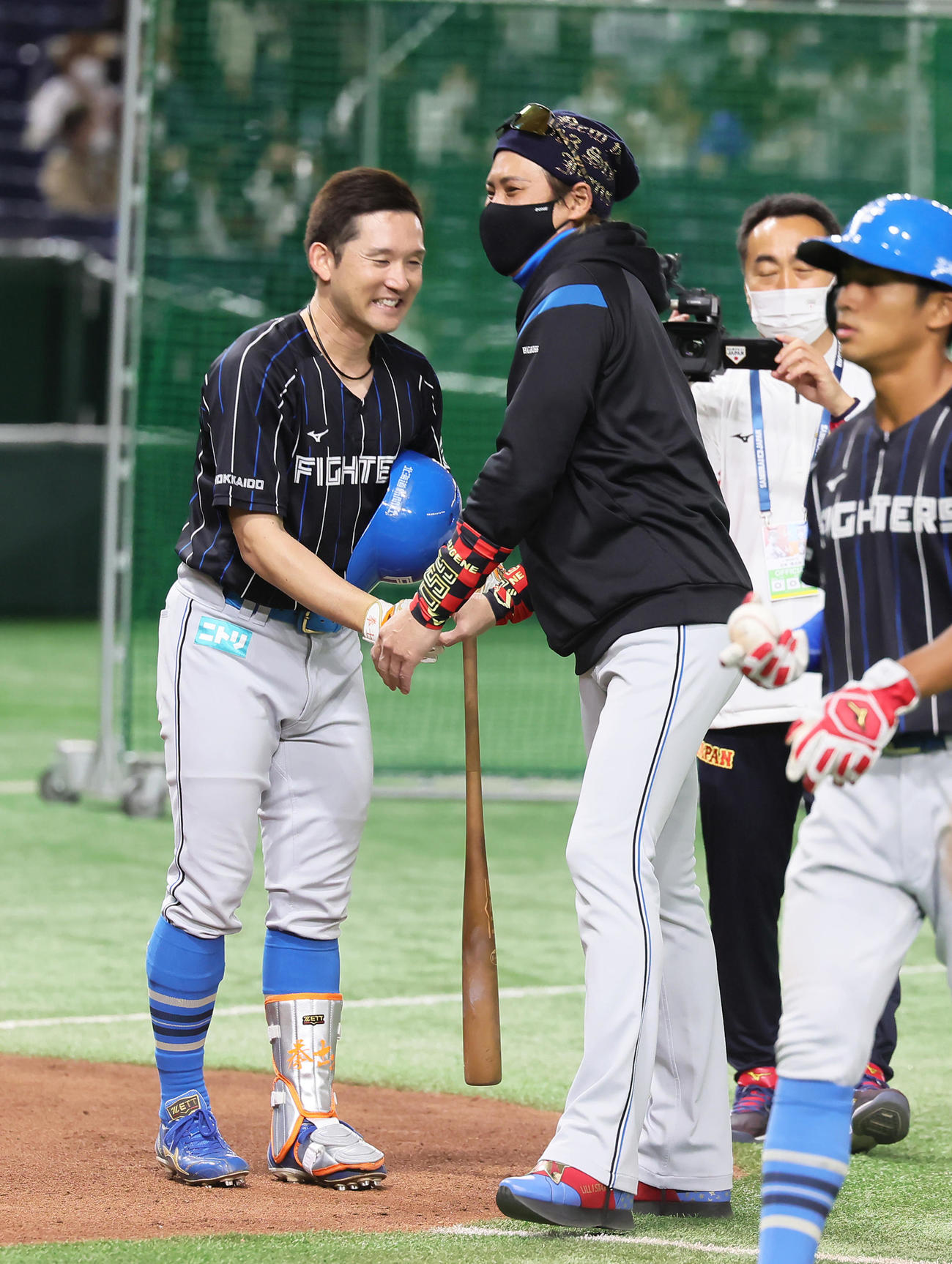試合前の打撃練習を終えた日本ハム杉谷（左）は新庄監督のねぎらいに笑顔を見せる（撮影・足立雅史）