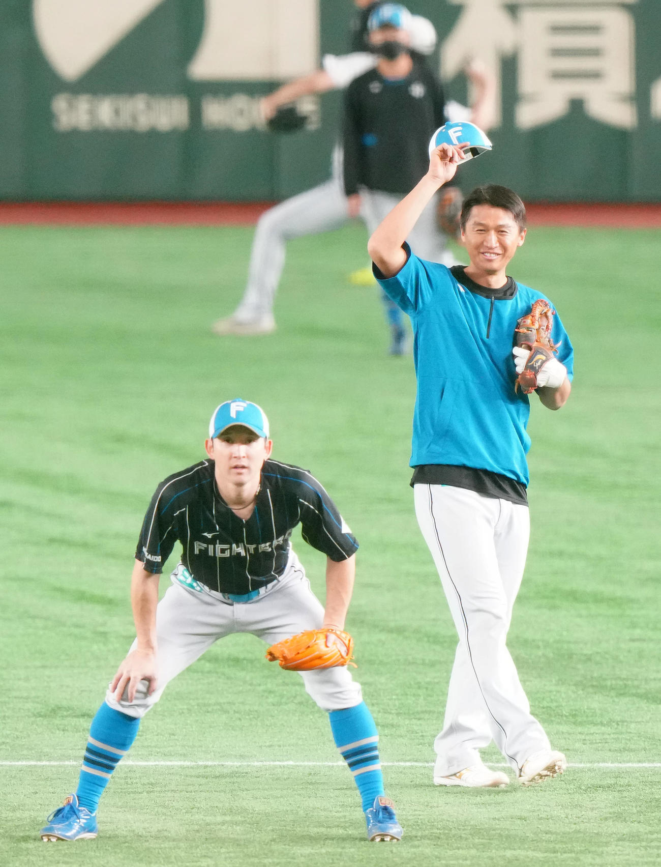 日本代表対日本ハム　試合前練習で笑顔を見せる日本ハム加藤豪（右）。左は杉谷（撮影・江口和貴）