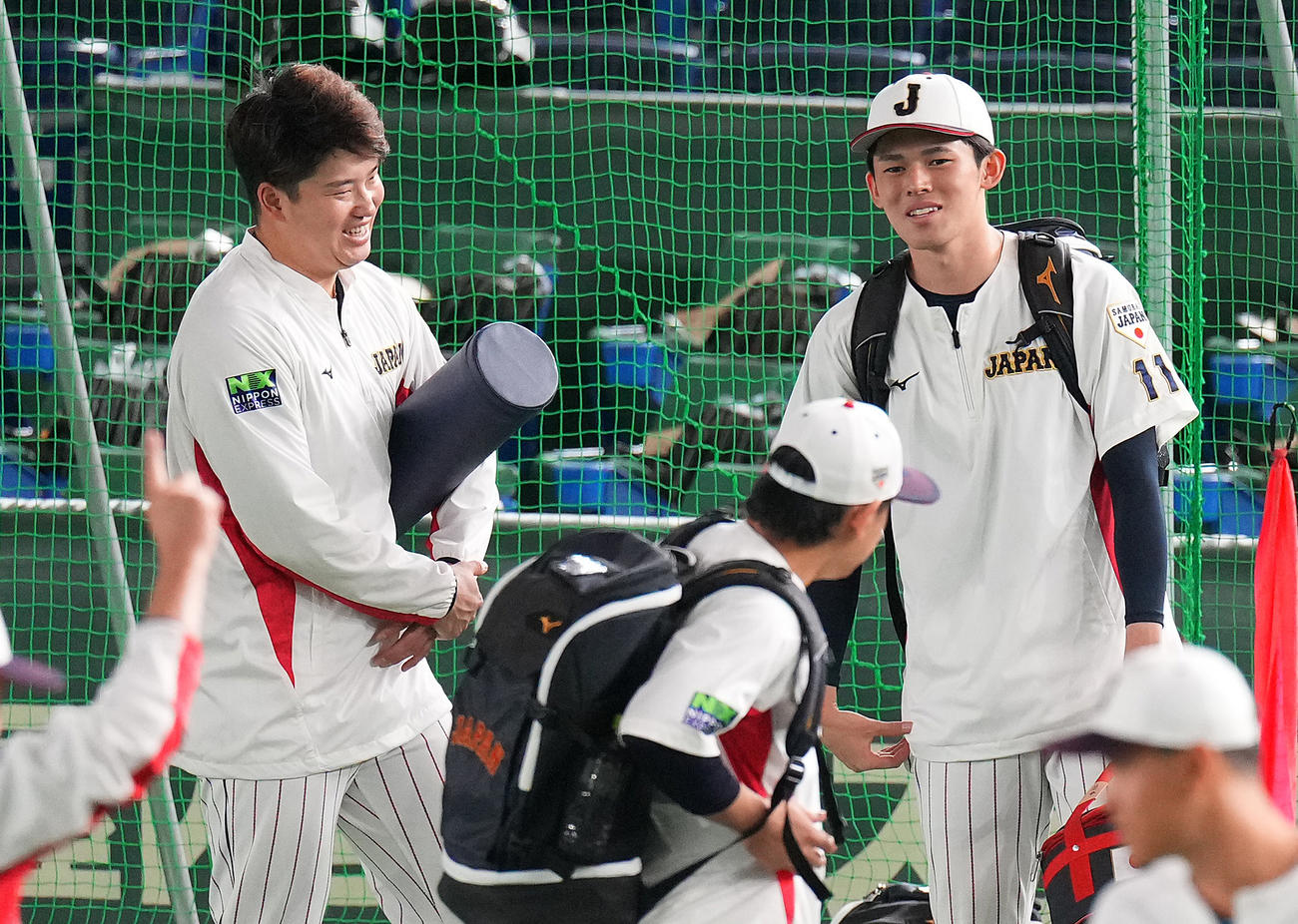 日本代表対日本ハム　練習中、談笑する村上（後方左）と佐々木朗（撮影・垰建太）