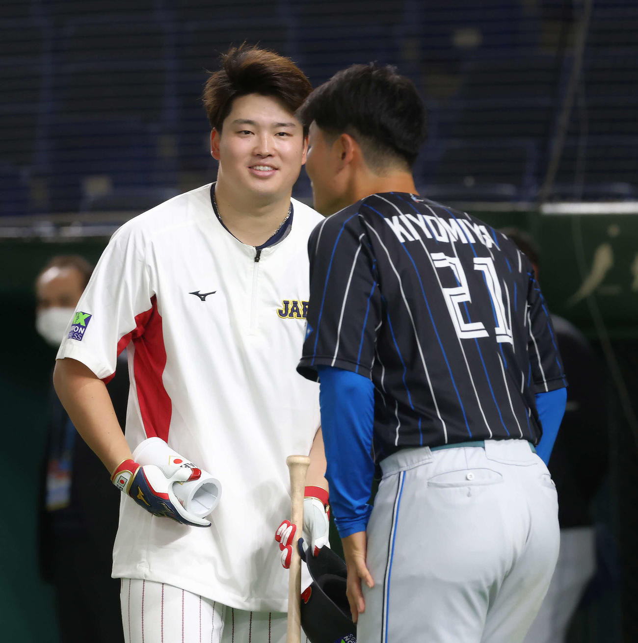 日本代表対日本ハム　試合前、日本ハム清宮（手前）と言葉を交わす日本代表村上（撮影・河田真司）