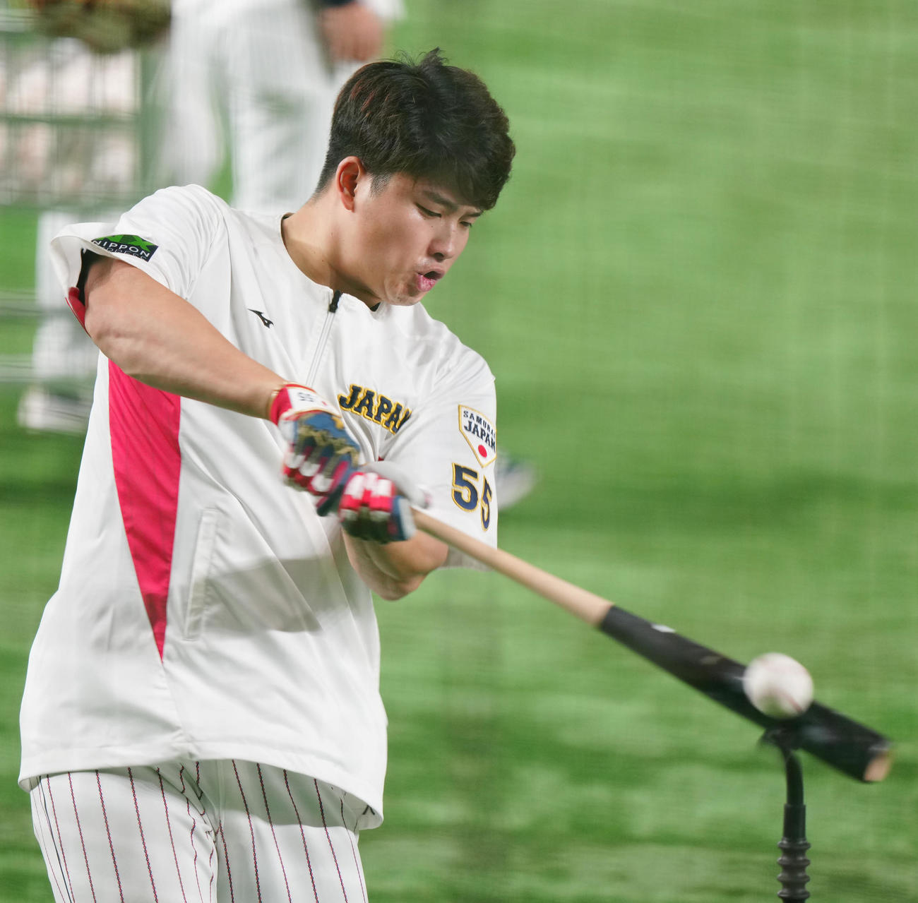 日本代表対日本ハム　試合前練習に臨む日本代表村上（撮影・江口和貴）