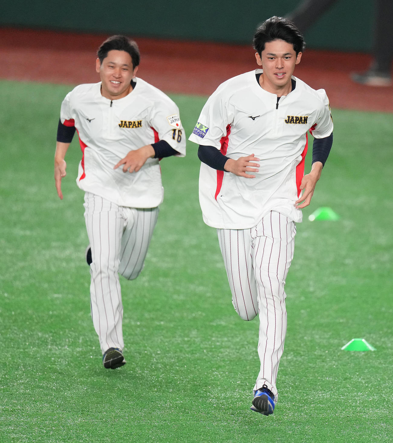 日本代表対日本ハム　試合前練習で走り込む佐々木朗（右）と宮城（撮影・垰建太）