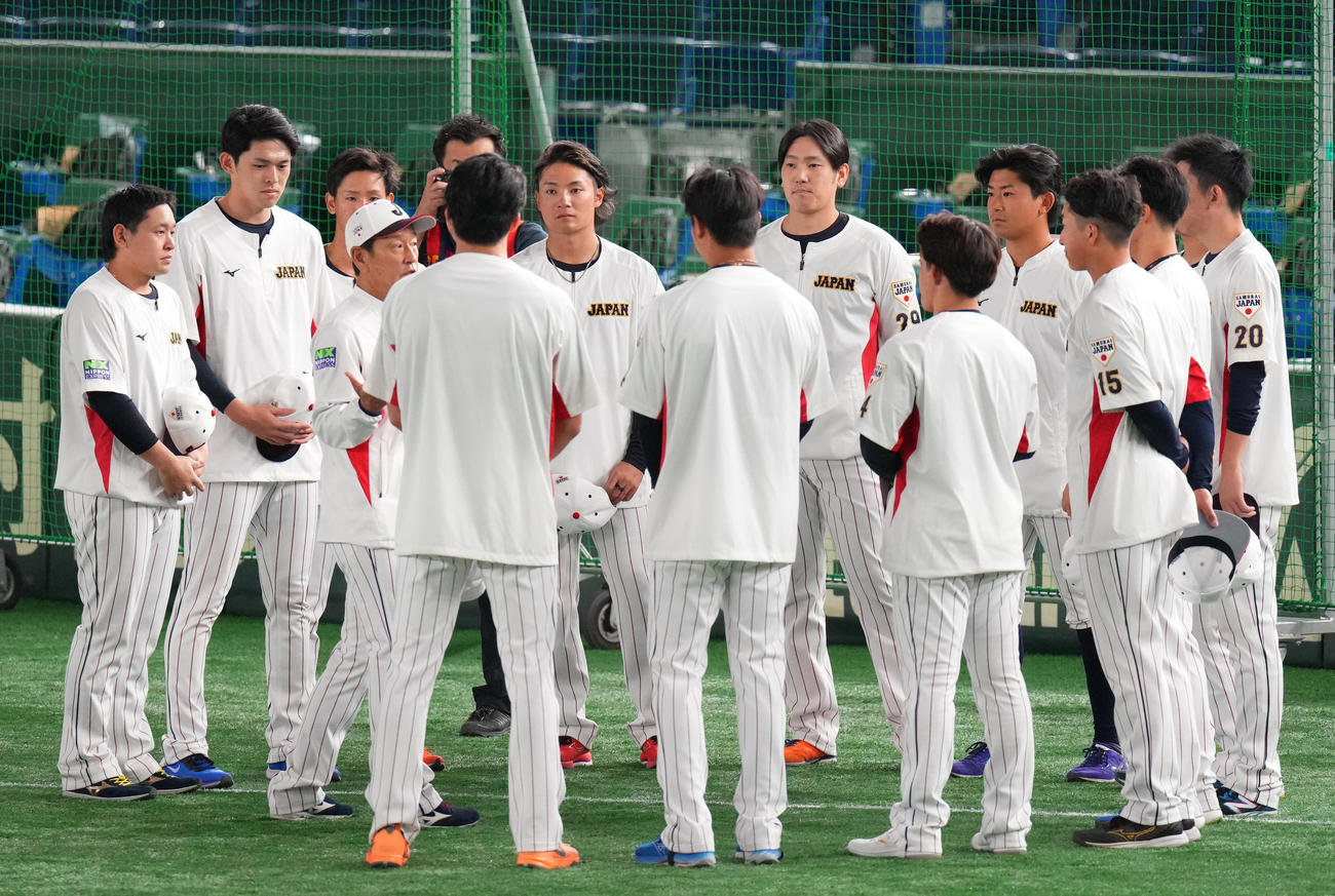 日本代表対日本ハム　試合前、栗山監督（左から4人目）の話しを聞く投手陣（撮影・垰建太）