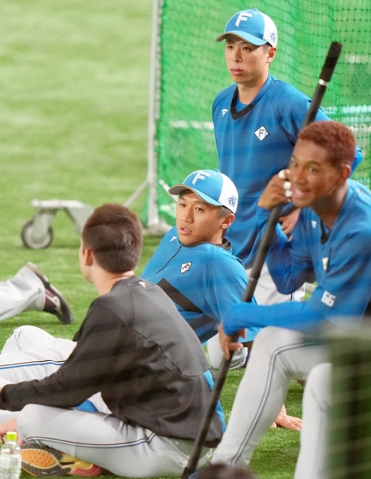 日本代表対日本ハム　練習前、日本ハム杉谷（左）と言葉を交わす加藤豪（撮影・江口和貴）