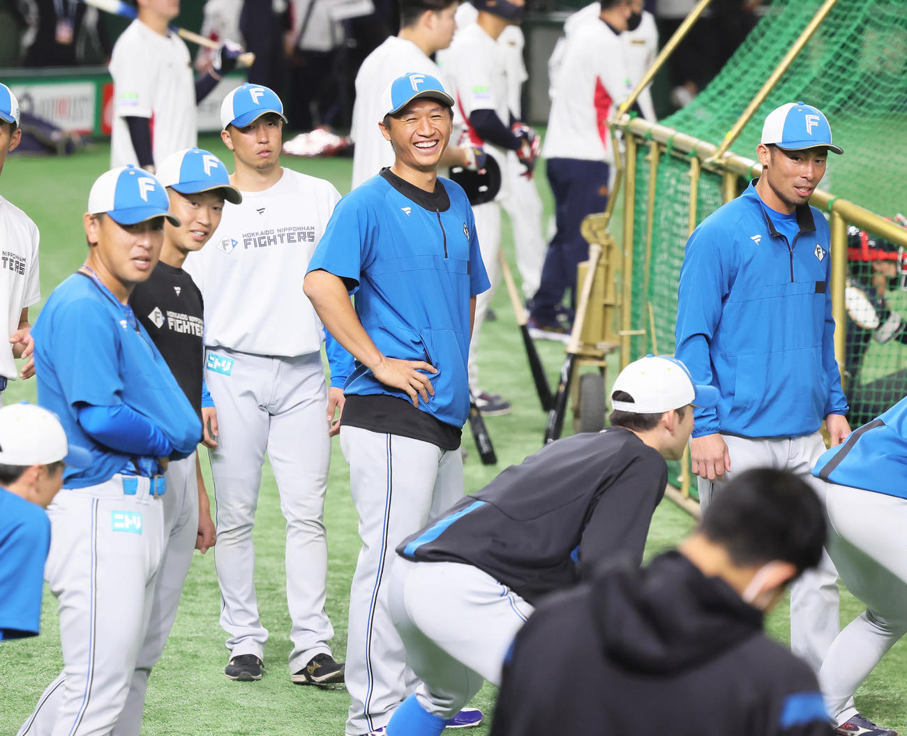 練習中、笑顔を見せる日本ハム加藤豪（中央）（撮影・足立雅史）